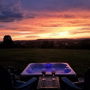 Outdoor spa tub - Architect's home on 16 acres with gorgeous views of valley below (Sparta)