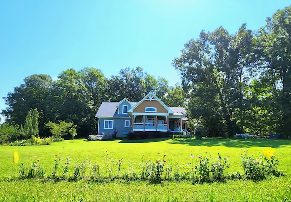 Exterior - Architect's home on 16 acres with gorgeous views of valley below (Sparta)