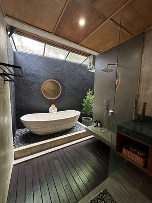 Shower, hair dryer, towels, soap - Soothing 2-bedroom villa with AC in charming Ubud (UBUD)