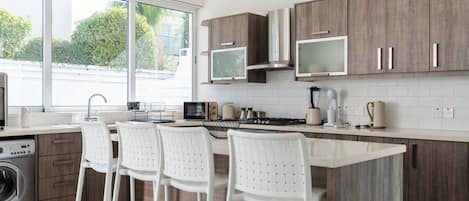 Réfrigérateur, four à micro-ondes, un four, surface de cuisson