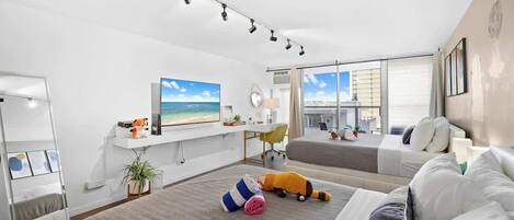 Tallelokero huoneessa, työpöytä, silitysrauta/-lauta, vauvan matkasänky