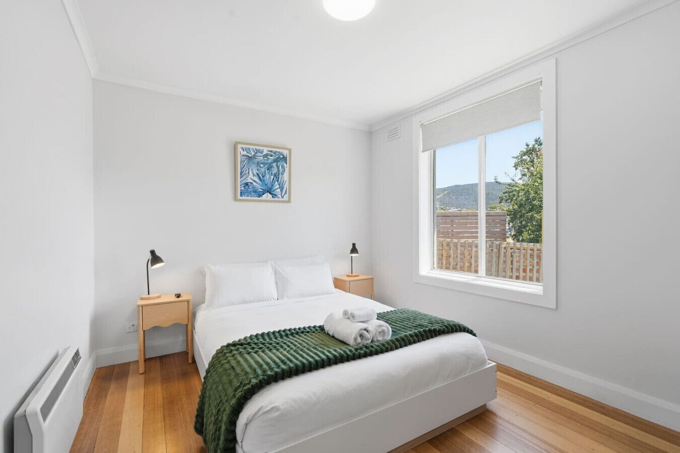 Een strijkplank/strijkijzer, reisbedje, wifi, beddengoed