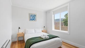 Een strijkplank/strijkijzer, reisbedje, wifi, beddengoed