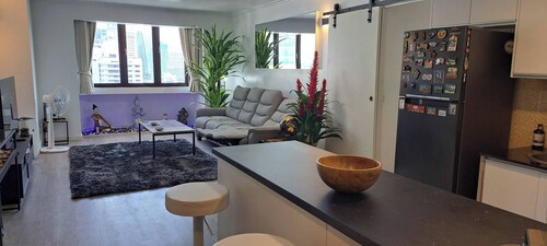 Stylish New Condo in NANA