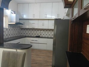 Microondas, horno, placa de cocina