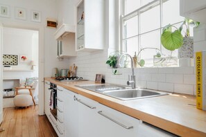 Fridge, microwave, oven, dishwasher - South Yarra Sanctuary (South Yarra)