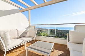 Property grounds - Modern 4-room apartment with panoramic sea & mountain views (AN)