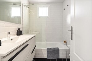Hair dryer, bidet, towels, soap - Modern 4-room apartment with panoramic sea & mountain views (AN)