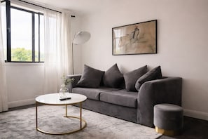 Smart TV, books - Budget Friendly Private Apartment - Free Parking (Salford)