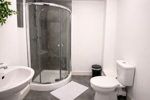 Shower, hair dryer, towels, soap - Budget Friendly Private Apartment - Free Parking (Salford)