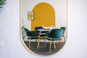 Dining - Budget Friendly Private Apartment - Free Parking (Salford)