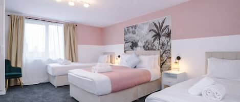 1 habitación, tabla de planchar con plancha y cuna de viaje