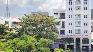 Un immeuble à plusieurs étages sur lequel on peut lire l’inscription « KHÁCH SẠN CENTER QUY NHÃO ».