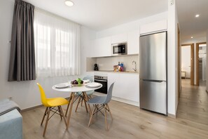 Kühlschrank, Mikrowelle, Ofen, Wasserkocher mit Kaffee-/Teezubehör