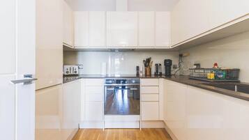 Fridge, oven, stovetop, dishwasher