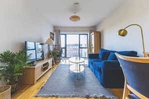 TV, stereo, offices - Modern 1BDR Near Heathrow with Parking Amenities (Surrey)