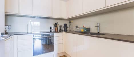 Wasserkocher mit Kaffee-/Teezubehör, Kühlschrank, Ofen, Herdplatte