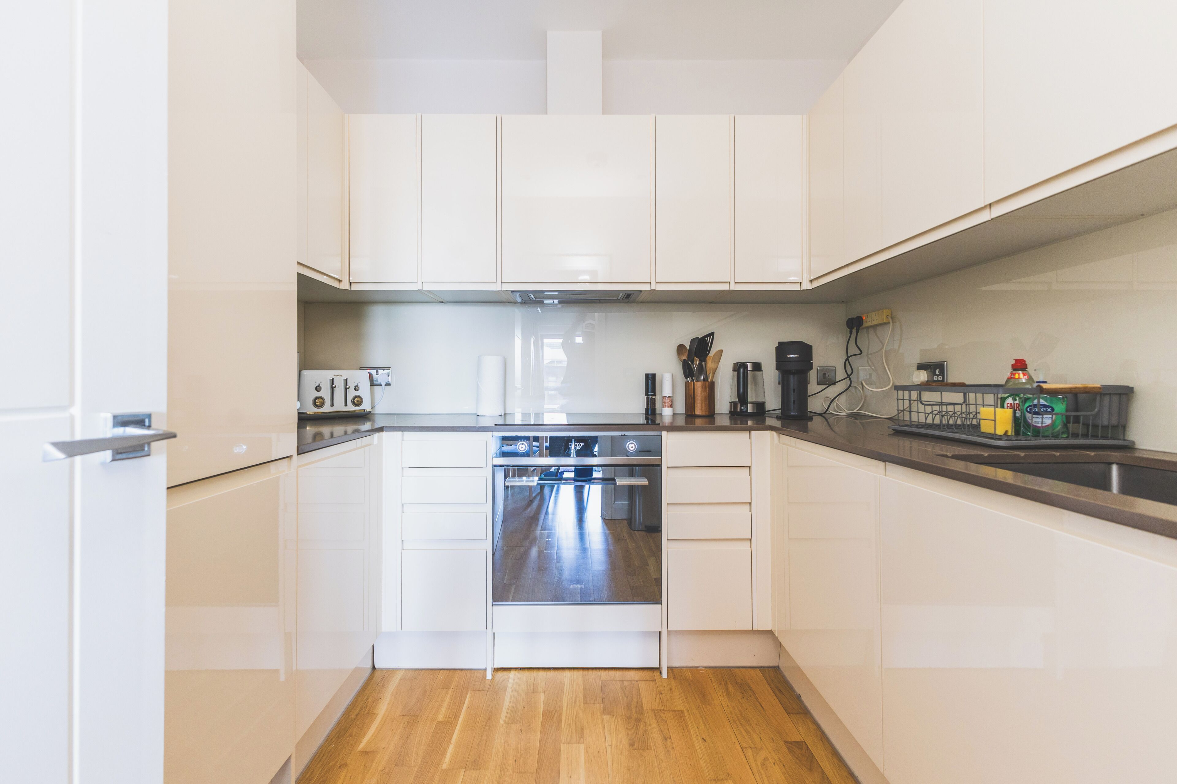 Coffee/tea maker, fridge, oven, stovetop