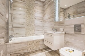 A modern bathroom with a shower, sink, and toilet. - Modern 1BDR Near Heathrow with Parking Amenities (Surrey)