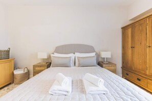1 slaapkamer, een strijkplank/strijkijzer, internet, beddengoed
