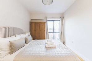 1 bedroom, iron/ironing board, Internet, bed sheets - Modern 1BDR Near Heathrow with Parking Amenities (Surrey)