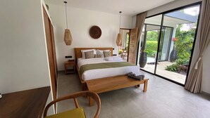 Een moderne slaapkamer met een houten bed, een nachtkastje, een stoel en een groot raam met uitzicht op de omgeving.