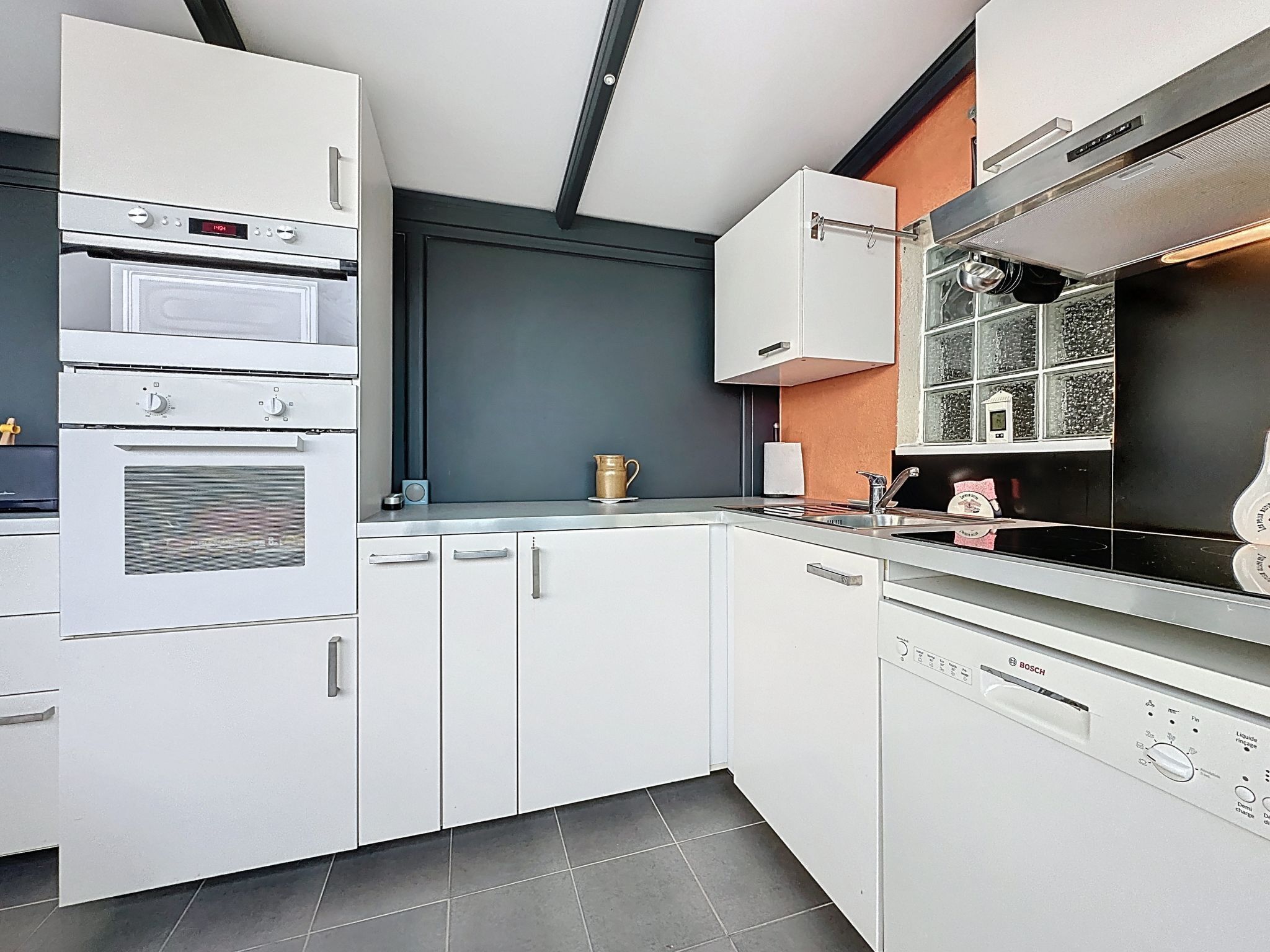 Réfrigérateur, micro-ondes, four, lave-vaisselle