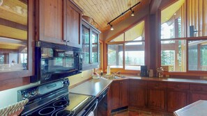 Fridge, microwave, oven, stovetop - Okanagan - Crystal View (Big White Mountain)