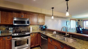 Fridge, microwave, oven, stovetop - Okanagan - Perfection North #9 (Big White Mountain)