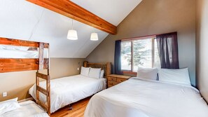4 bedrooms, iron/ironing board, Internet