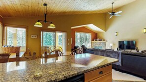 TV, fireplace - Okanagan - Silver Tip Landing 6 (Beaverdell)