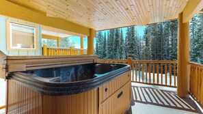Outdoor spa tub - Okanagan - Silver Tip Landing 6 (Beaverdell)