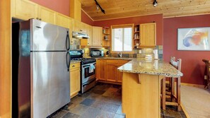 Fridge, microwave, oven, dishwasher - Okanagan - Silver Tip Landing 6 (Beaverdell)