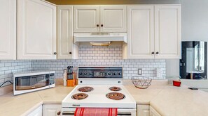 Fridge, microwave, oven, stovetop - Okanagan - Snow Pines #116D (Beaverdell)