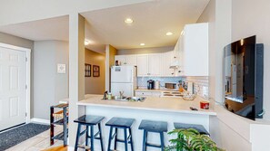 Fridge, microwave, oven, stovetop - Okanagan - Snow Pines #116D (Beaverdell)