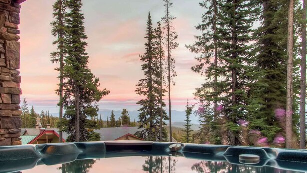 A view from a hot tub with tall pine trees and a mountain in the background. - Okanagan - Snowbanks 4 (Beaverdell)