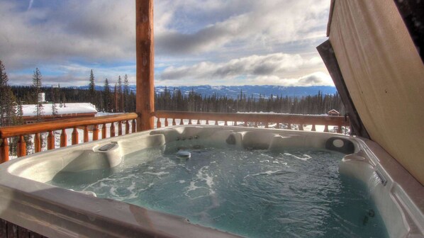 Outdoor spa tub - Okanagan - Spyglass 3F (Beaverdell)