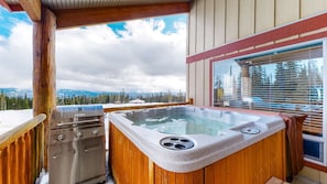 Outdoor spa tub - Okanagan - Spyglass 4C (Beaverdell)