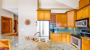 Fridge, microwave, oven, dishwasher - Okanagan - Spyglass 4C (Beaverdell)