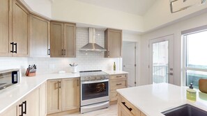 Fridge, microwave, oven, dishwasher - Okanagan - Spyglass 9E (Beaverdell)