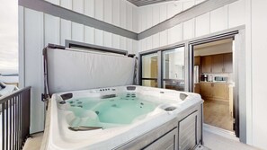 Indoor spa tub - Okanagan - Spyglass 9E (Beaverdell)