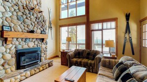 TV, fireplace - Okanagan - South Face B (Kootenay Boundary E)