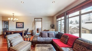 TV, fireplace - Okanagan - Southpoint #23 (Beaverdell)