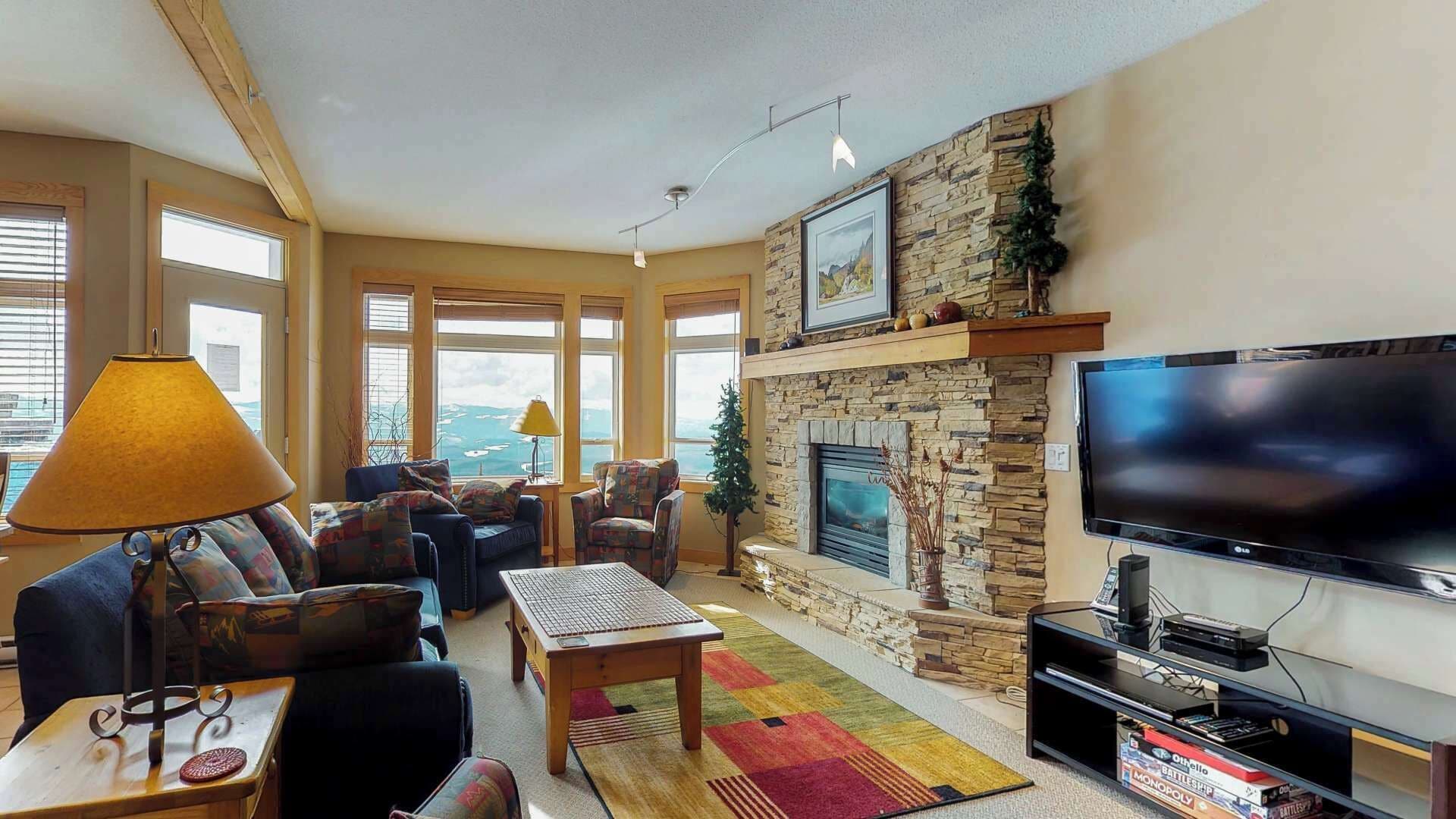 TV, fireplace