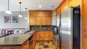 Fridge, microwave, oven, dishwasher - Okanagan - Towering Pines 2 (Beaverdell)