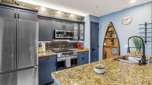 Fridge, microwave, oven, stovetop - Okanagan - Trappers Crossing 10 (Kelowna)