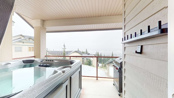 Outdoor spa tub - Okanagan - Tree Tops 12 - Townhouse (Beaverdell)