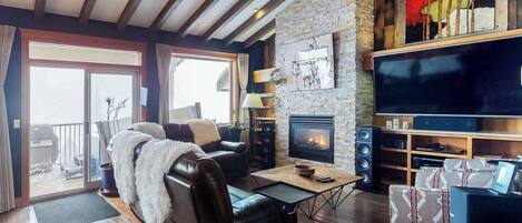 Televisión y chimenea