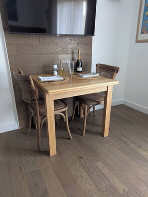 Dining - Stylish New Apartment in Central Seaview - 5 Star Comfort! (Seaview)