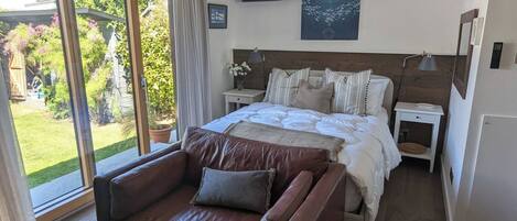 2 bedrooms, iron/ironing board, internet, bed sheets